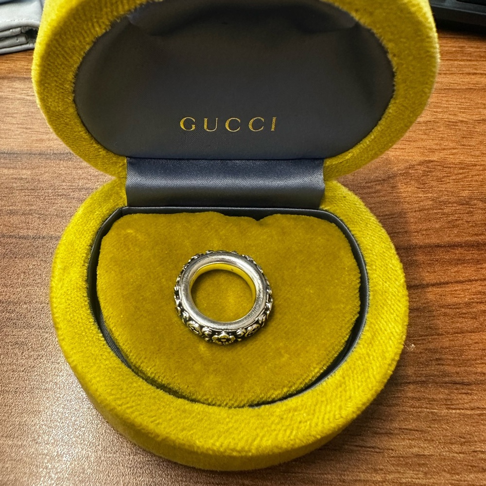 Gucci Silver Ring with Floral Motif